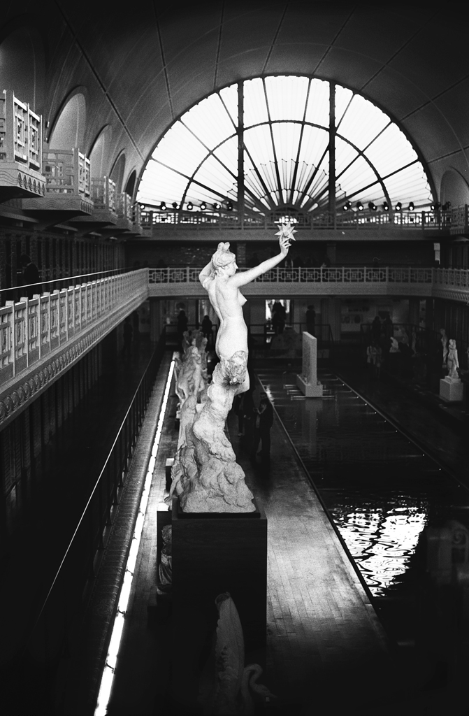 Contrastes maîtrisés en noir et blanc argentique dans un musée. Le blanc de la sculpture et le noir profond de l'eau. 