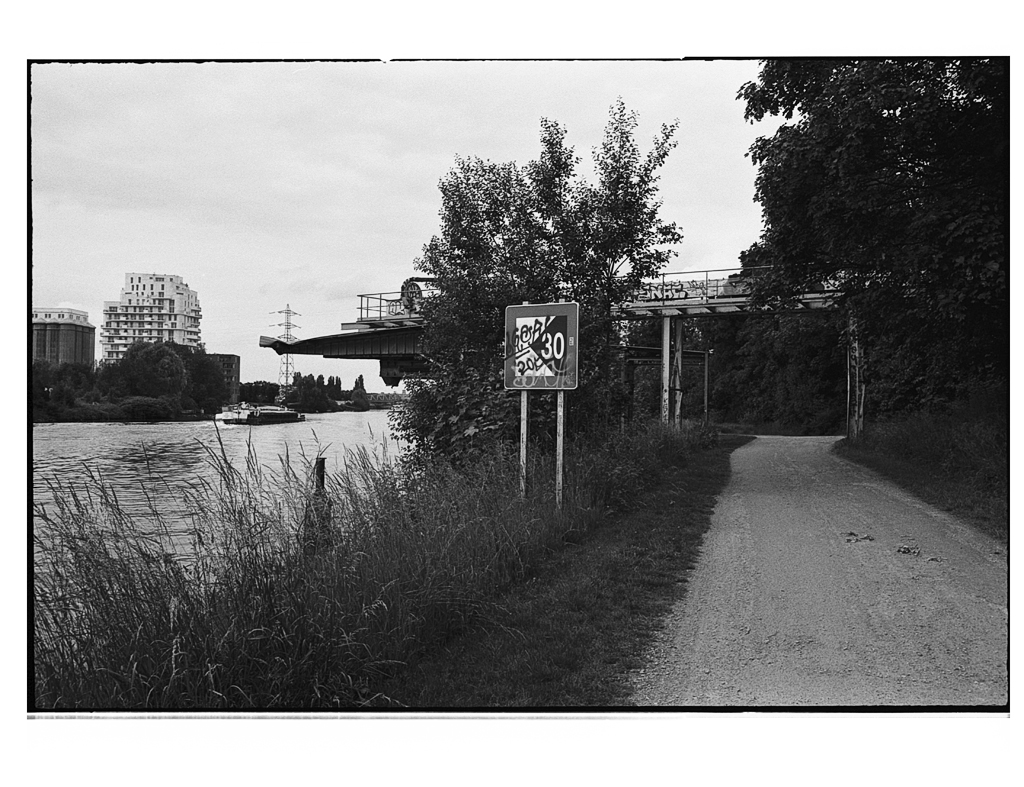 Photographie argentique avec un reflex Canon EOS et une focale fixe. Film noir et blanc Fomapan. Le long du canal de la deûle. Chemin du halage. Objectif Canon 35mm F2 IS USM.