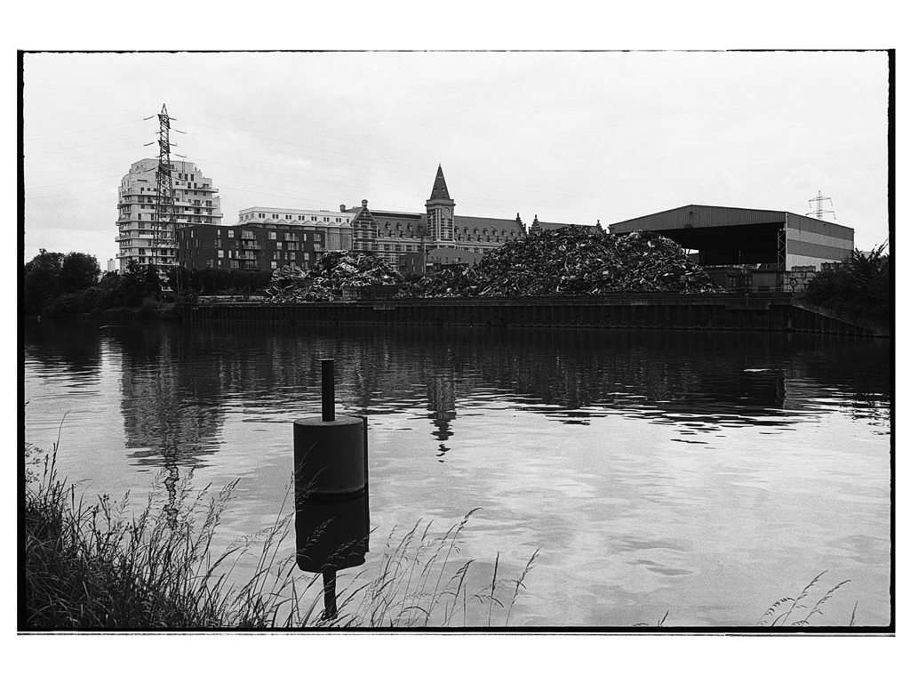 Vue sur les Grands Moulins de Paris et entreprise ferrailleur. Photo noir et blanc argentique avec un Canon EOS. 