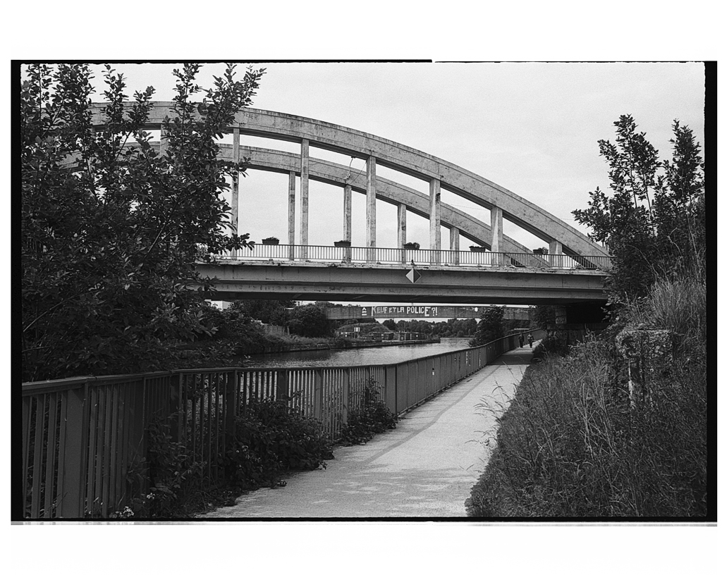 Pont de Saint-André-lez-Lille. Photographie argentique. Canon EOS argentique et 35mm F2 IS. Pellicule noir et blanc Fomapan en 100 ISO. Développement en cuve Rodinal.