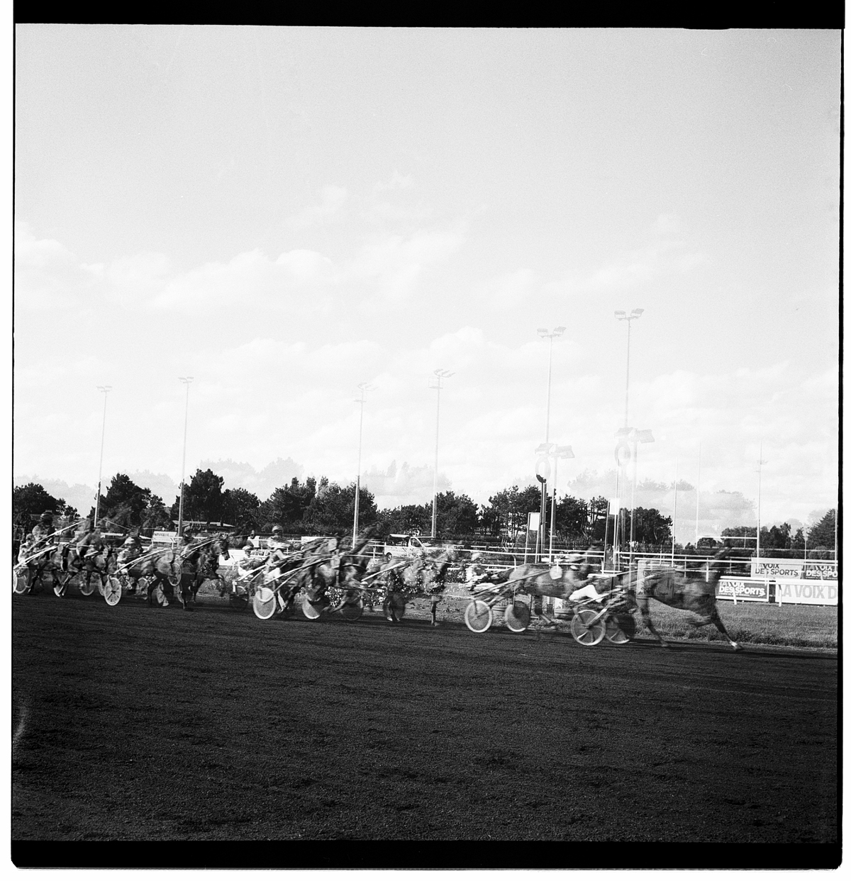 Hippodrome de Marcq en Barœul. Ancienne photographie noir et blanc argentique au Rolleiflex. Photographe artiste noir et blanc argentique Lille.