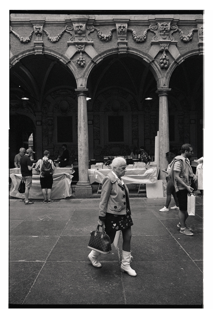 Photographie de rue en noir et blanc à Lille avec du filma argentique Ilford. Camera Canon AE1 et 28mm