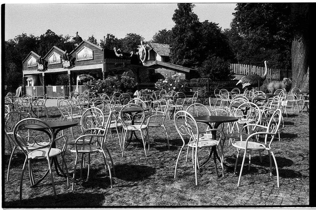 Photo noir et blanc fête foraine vide en plein été. Pellicule argentique développée par forte chaleurs.