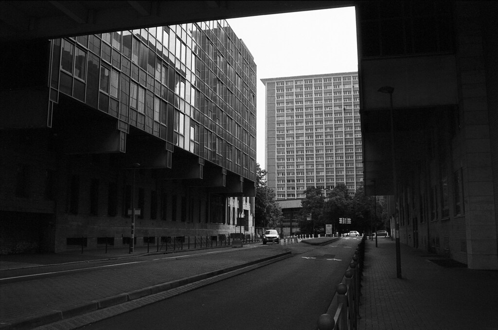 Situation de lumière difficile. Comment  bien exposer son film noir et blanc sans risquer la surex ou la sous ex ?