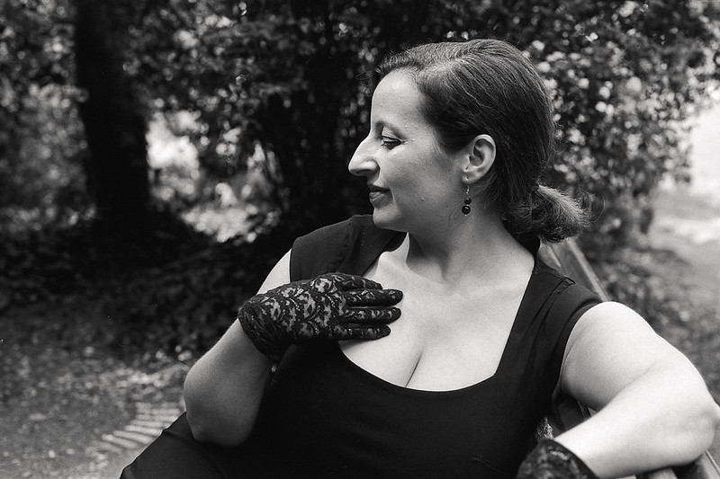 Portrait de profil dans un style vraiment rétro sur pellicule noir et blanc. Photographe portrait style artistique à Lille.