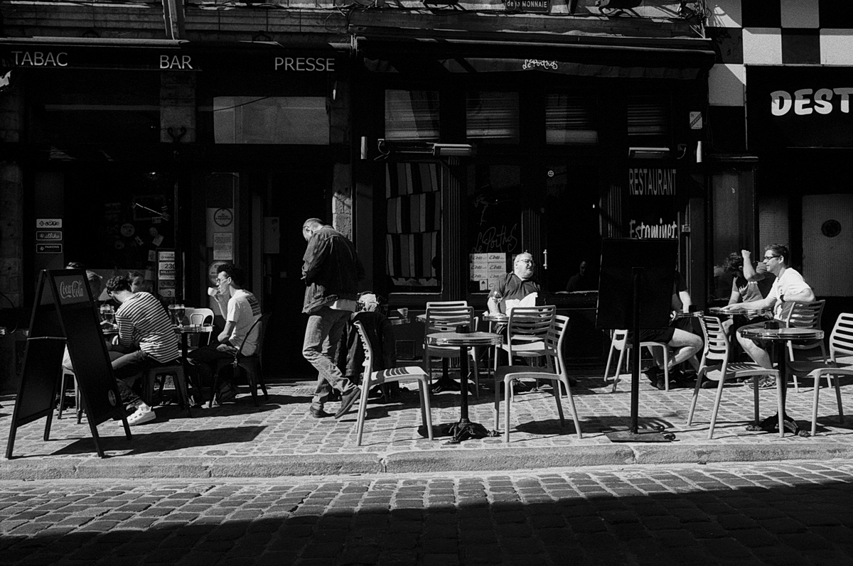 Scène de rue en noir et&nbsp;blanc