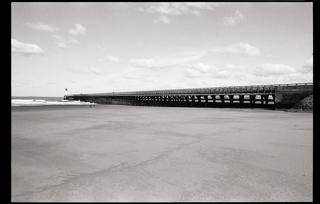 Photo argentique en 35mm prise sur la jetée de Calais. Photographie noir et blanc sur pellicule Fomapan 200.