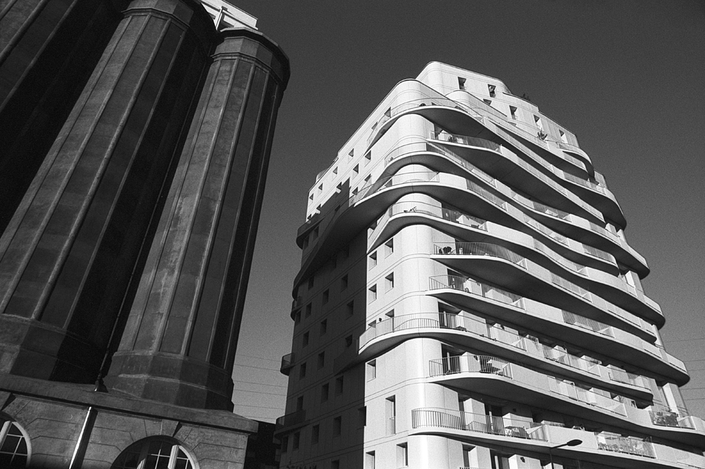 Architecture - Photographie argentique avec de la Fomapan 100 exposée à 800 ISO.