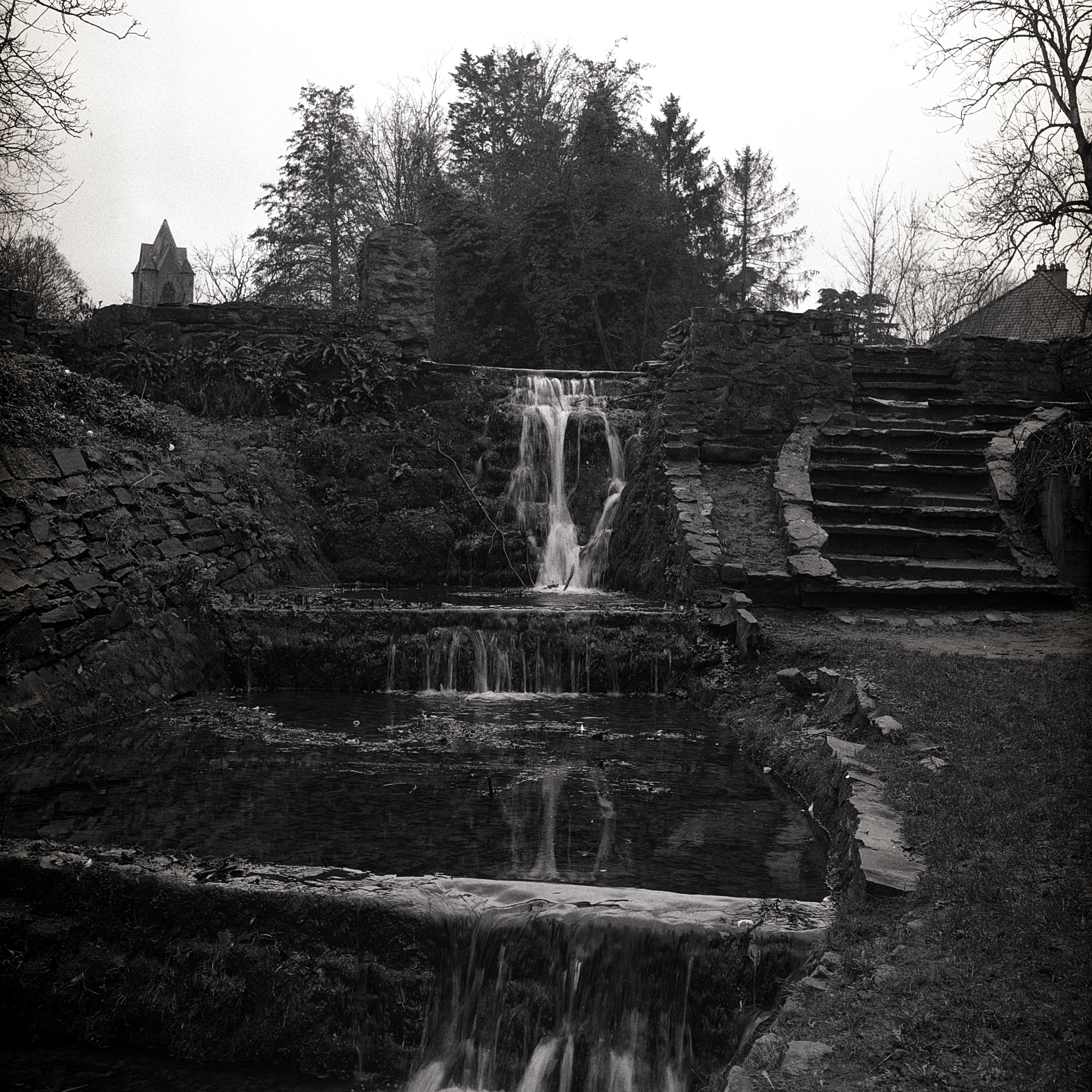 Photographie noir et blanc argentique moulin à eau. Rolleiflex et Ilford Delta 400.