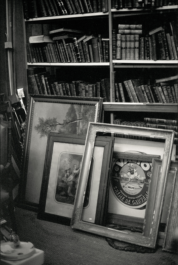 Photo argentique vieux livres et cadres en bois chez un antiquaire à proximité de Lille; Photo sur pellicule Fomapan. 