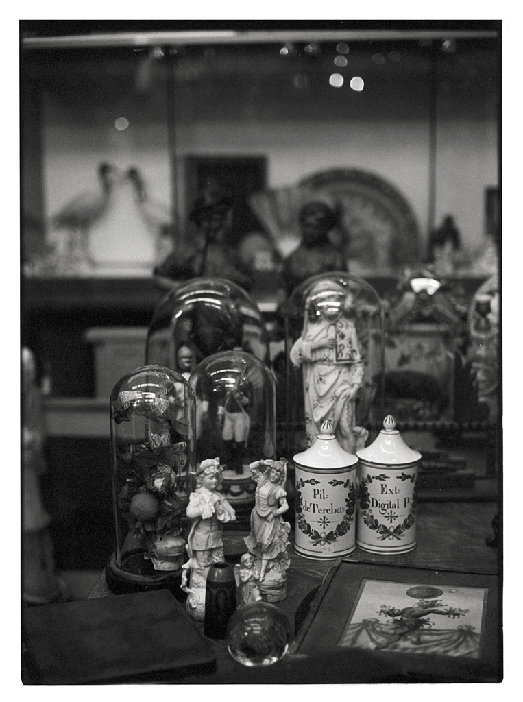 Antiquités - Vieux objets chez les Antiquaires - Photographie sur pellicule noir et blanc