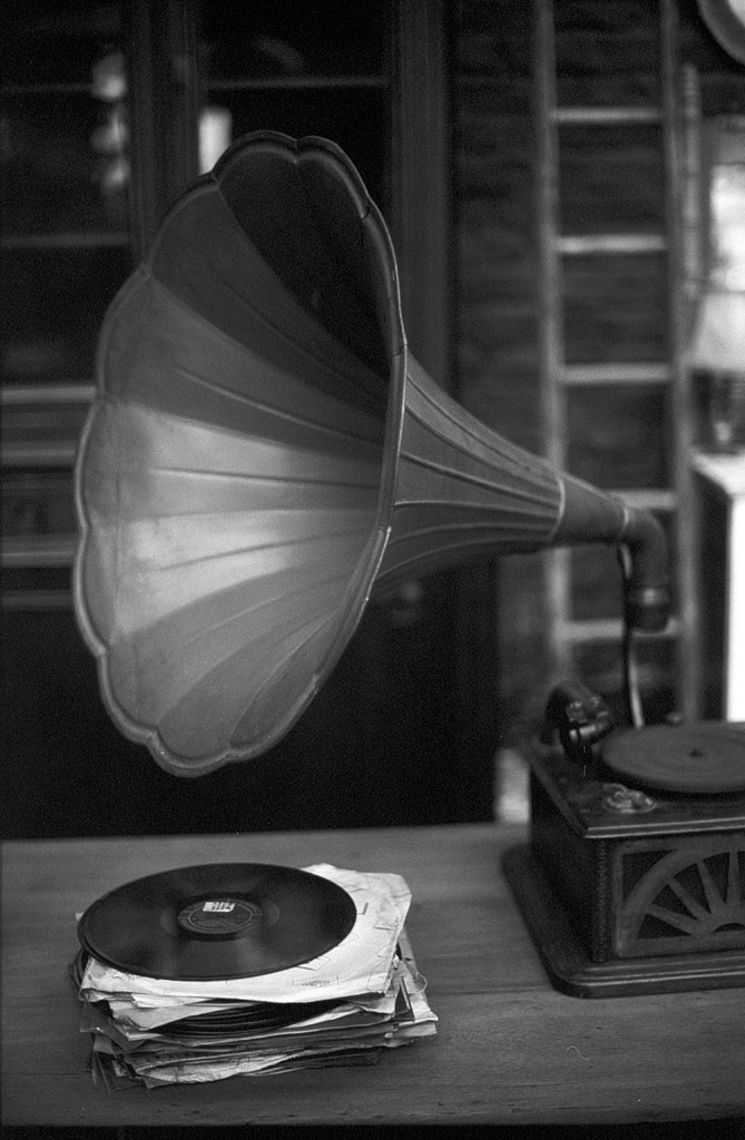 Photographie argentique en noir et blanc à Lille. Nikon FM2n et Nikkor 50 mm F1.4 en faible luminosité. Vitesse aux alentours du 1/30 et ouverture à F2.  