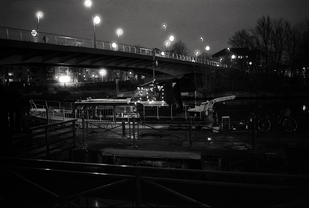 Test pellicule noir et blanc Kentmere 400 exposée à 800 ISO et développée avec de l'Ilford DD X. Photographie nocturne sans grain.