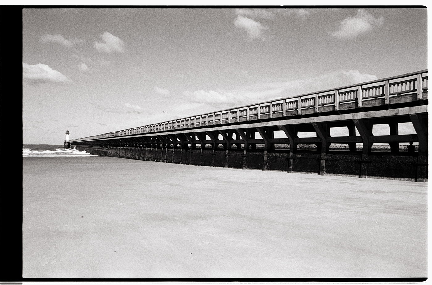 Comment restituer les nuances de gris dans une photographie de paysage en noir et blanc argentique ?