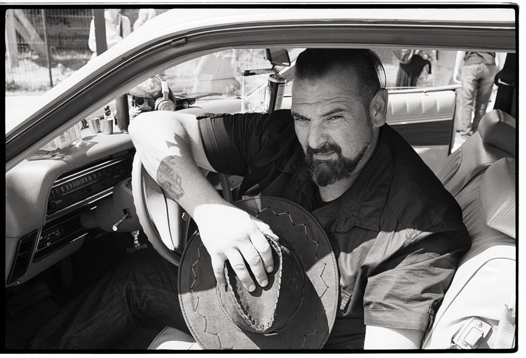 Portrait d'un dur à cuir sur pellicule noir et blanc argentique. Choix de la Kodak TMAX 100.