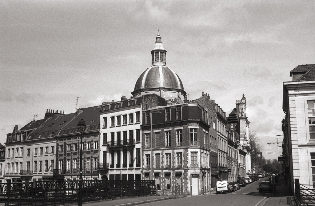 Le Voïgtlander VITO CLR un authentique 35mm argentique à objectif fixe des années 60 toujours utilisable en 2024, parfait pour la photo de rue, le snapshot et la photo de voyage. Quelques exemples de photos prises à Lille avec le Voïgtlander VITO CLR. Photographe argentique professionnel à Lille. Je teste aussi d'anciens appareils photos. 