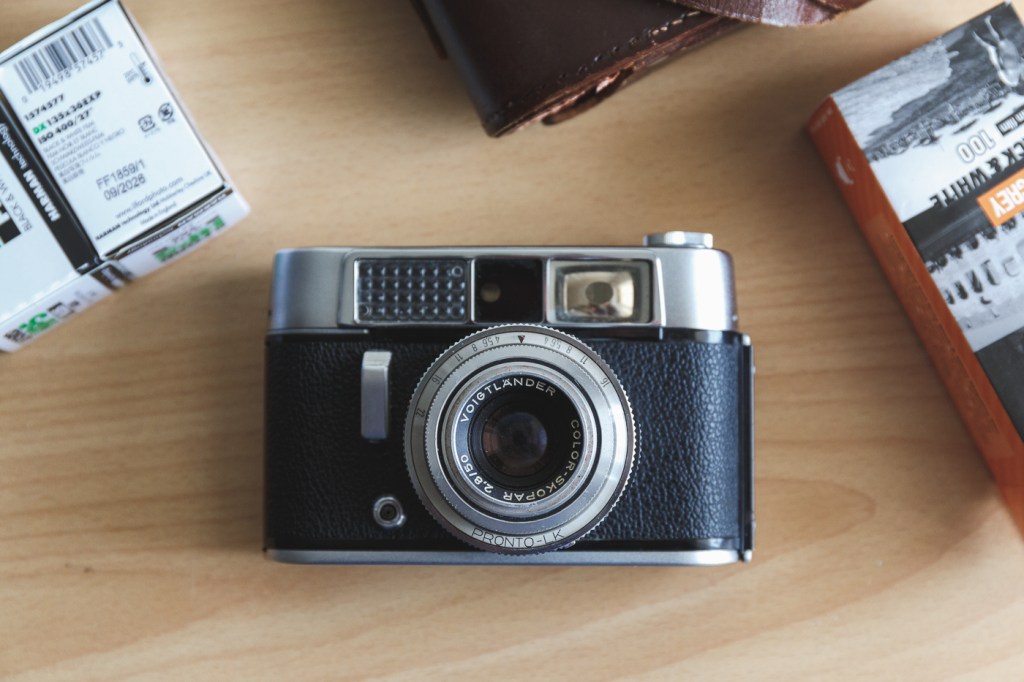 Voigtländer VITO CLR en vente 40 euros. Appareil photo vintage des années 60 100% fonctionnel. Photographie de voyage ou snapshot dans la rue avec une pellicule couleur Lomography ou un film noir et blanc Fomapan. Photographe rétro argentique Lille.