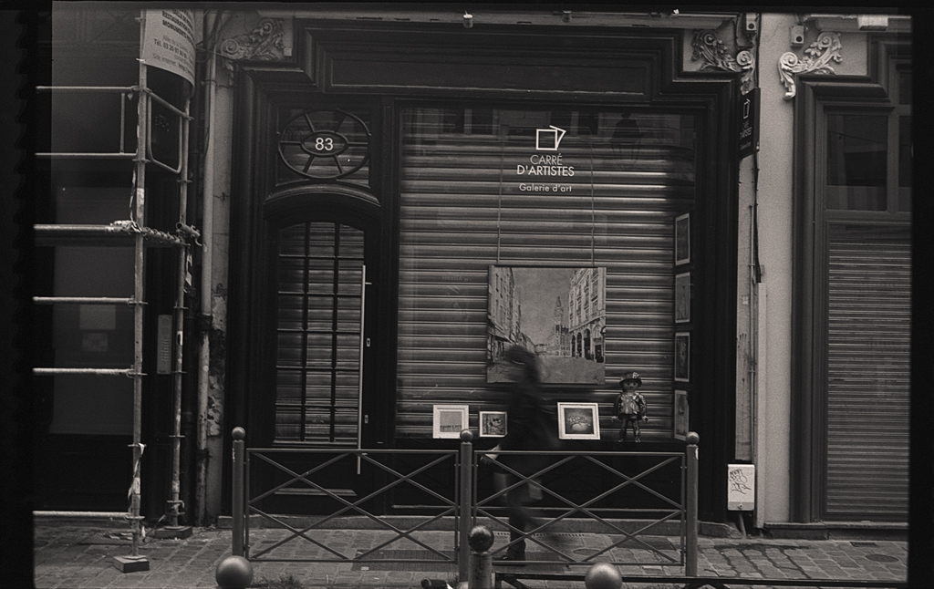 Appareil photo vintage à soufflet Agfa Solinette II. Photographie prise à Lille en noir et blanc argentique.