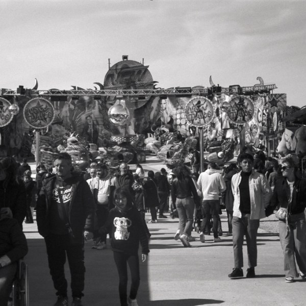 Fête foraine à Lille en argentique — 
Fomapan 100 poussée et Rodinal, 
le test du contraste&nbsp;extrême