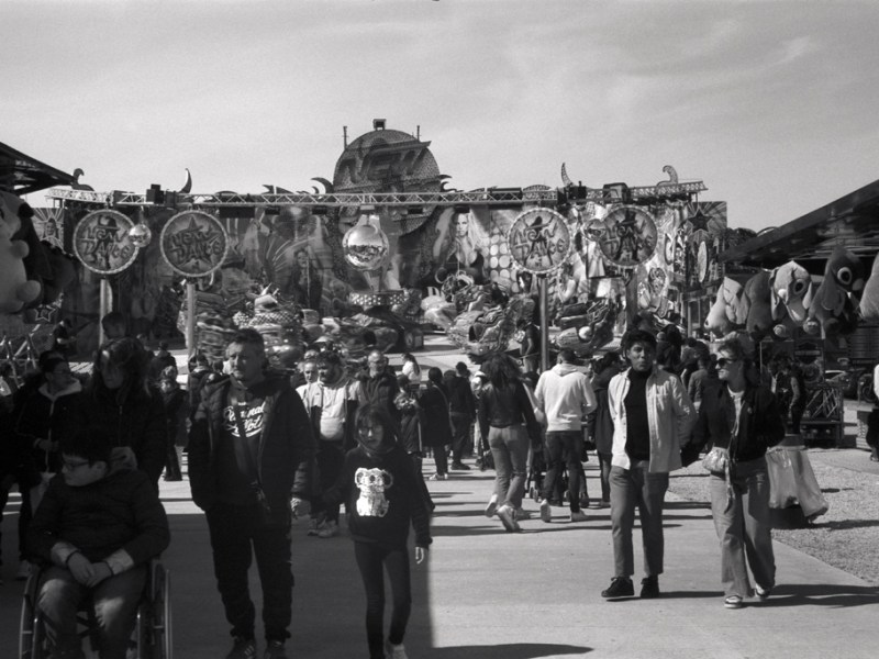 Fête foraine à Lille en argentique — 
Fomapan 100 poussée et Rodinal, 
le test du contraste&nbsp;extrême