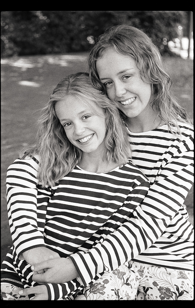 Shooting famille en argentique. Photographies de portrait en noir et blanc rétro.