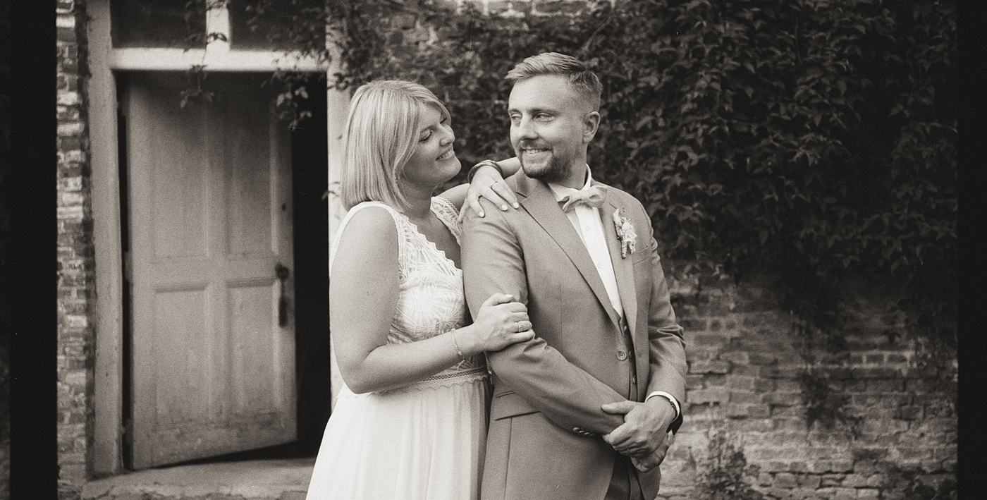 Portrait couple Lille retro argentique. La nostalgie du noir et blanc et du grain argentique. Artisan photographe spécialisé dans la photographie ancienne.