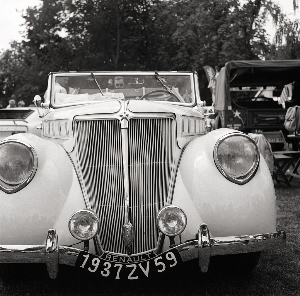 Voiture de collection - photographie argentique au Rolleilfex. Pellicule Tri-X 400 développée avec du Kodak HC-110.
