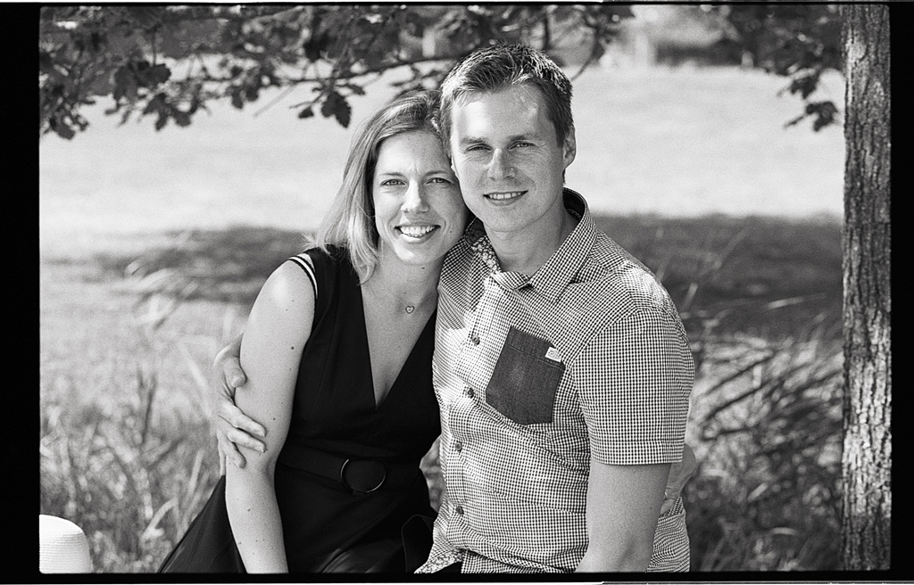 Shooting argentique client dans le Nord. Les couples et familles font appel à mes services pour des photos souvenirs en noir et blanc intemporel.