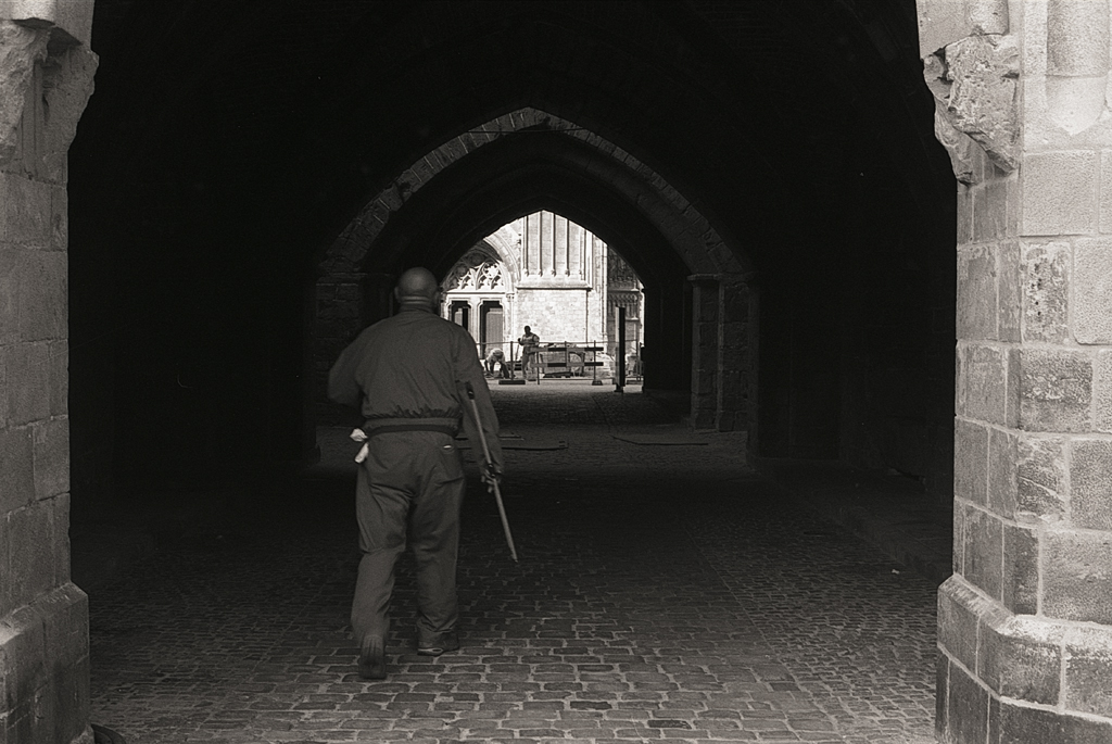 Porche du musée de la Guerre à Ypres en Belgique. Photographie avec contrastes fort sur pellicule Ilford Delta 100.