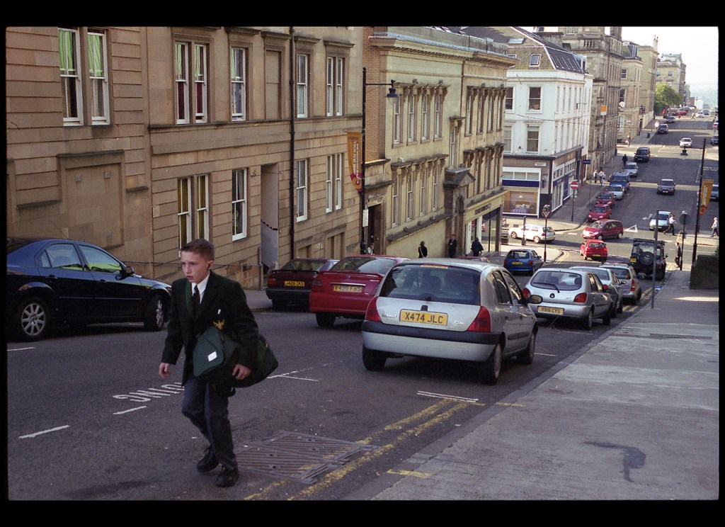Rue montante dans le centre ville de Glasgow. Photographie argentique pour se souvenir de là où on a vécu.