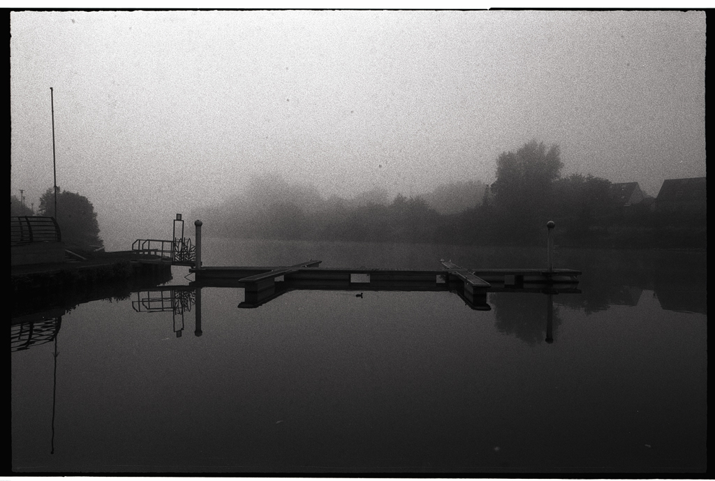 Photographie style pictorialiste avec un grain argentique caractéristique. Image de la brume en noir et blanc.