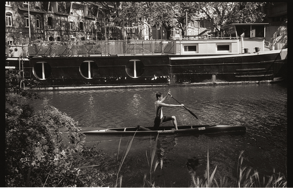 Photo d'archive de Lille et alentours en noir et blanc. Kayak sur le canal entre Lomme et Lille.