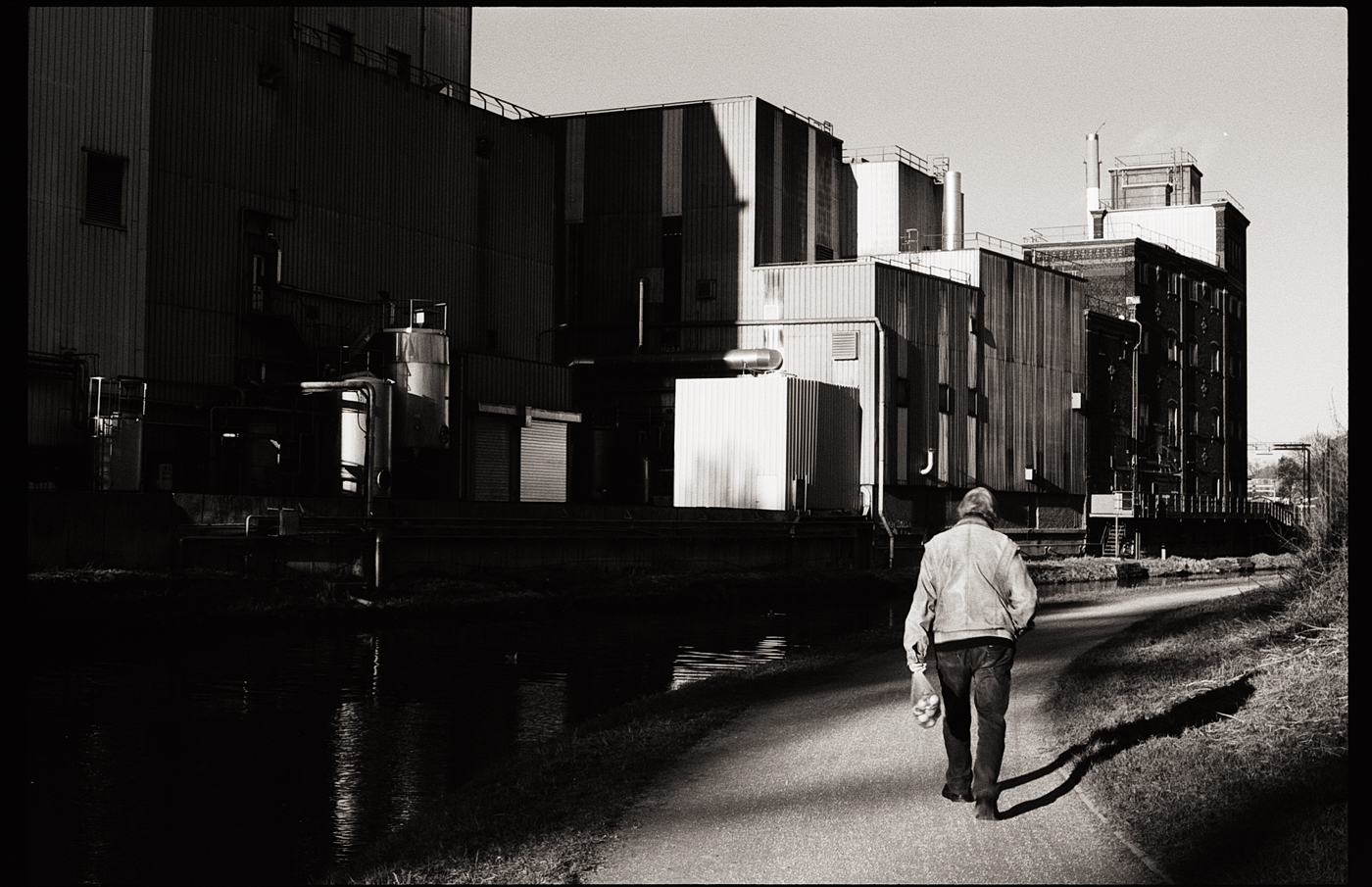 Photographie noir et blanc dans le style Daido Moriyama.