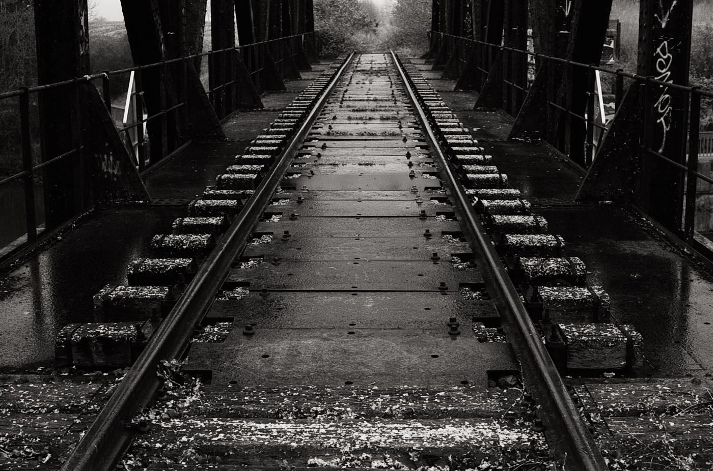 Photographie créative - Tirage argentique - photo d'un pont en bois en hiver.
