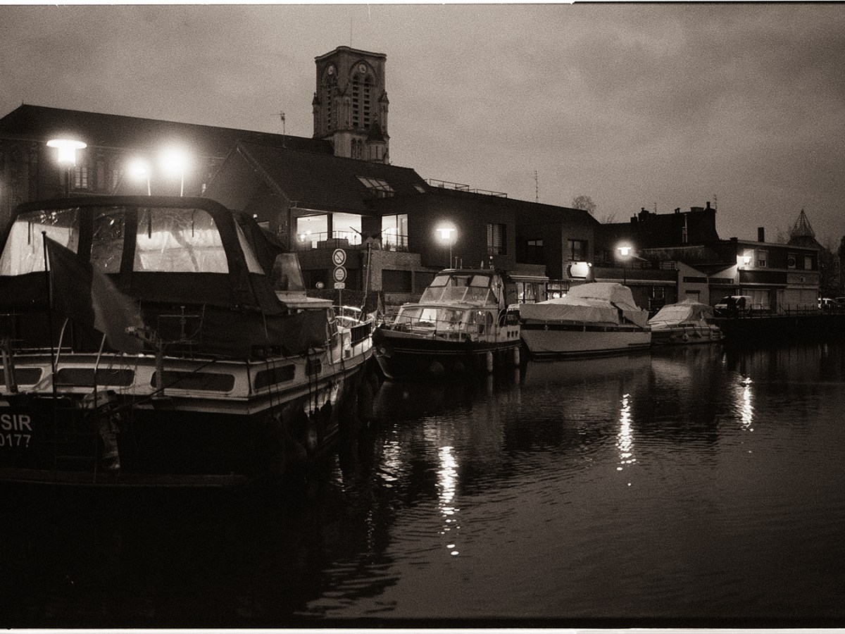 Photographier la nuit en argentique : solitude, lumière rare et grain&nbsp;noir