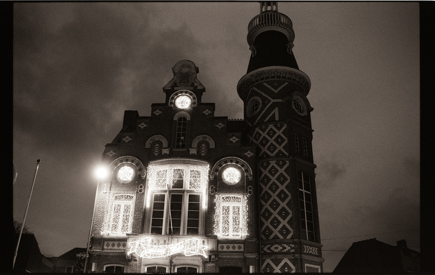 L'avantage de pousser un film noir et blanc quand on veut photographier la nuit. Astuces de photographe pro en argentique.