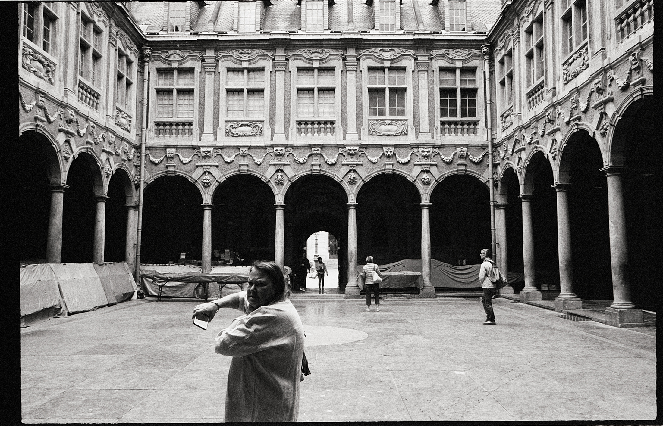 Photographie de rue avec de la Fomapan 100 exposée à 800 ISO