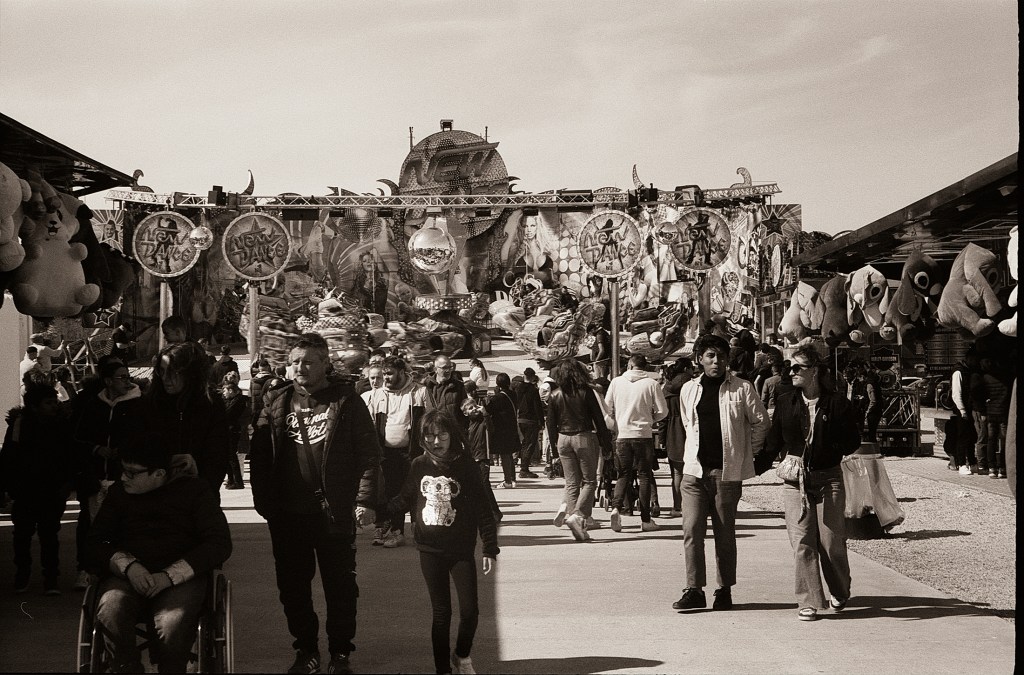 Fête foraine à Lille en argentique — 
Fomapan 100 poussée et Rodinal, 
le test du contraste&nbsp;extrême