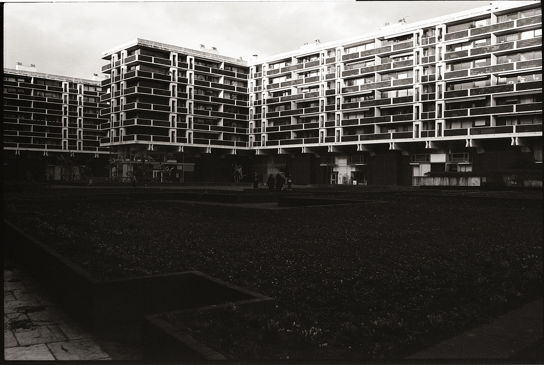 Architecture immeuble des années 70 à Lille. Photographie en noir et blanc argentique.