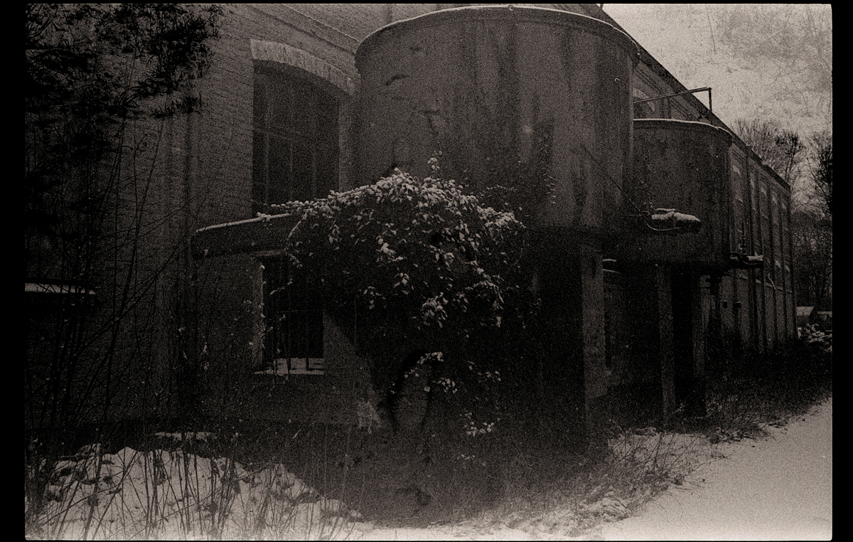 Cuves d'une ancienne distillerie du Nord de la France. Photographie à l'ancienne dans la pénombre. procédé argentique ancien.
