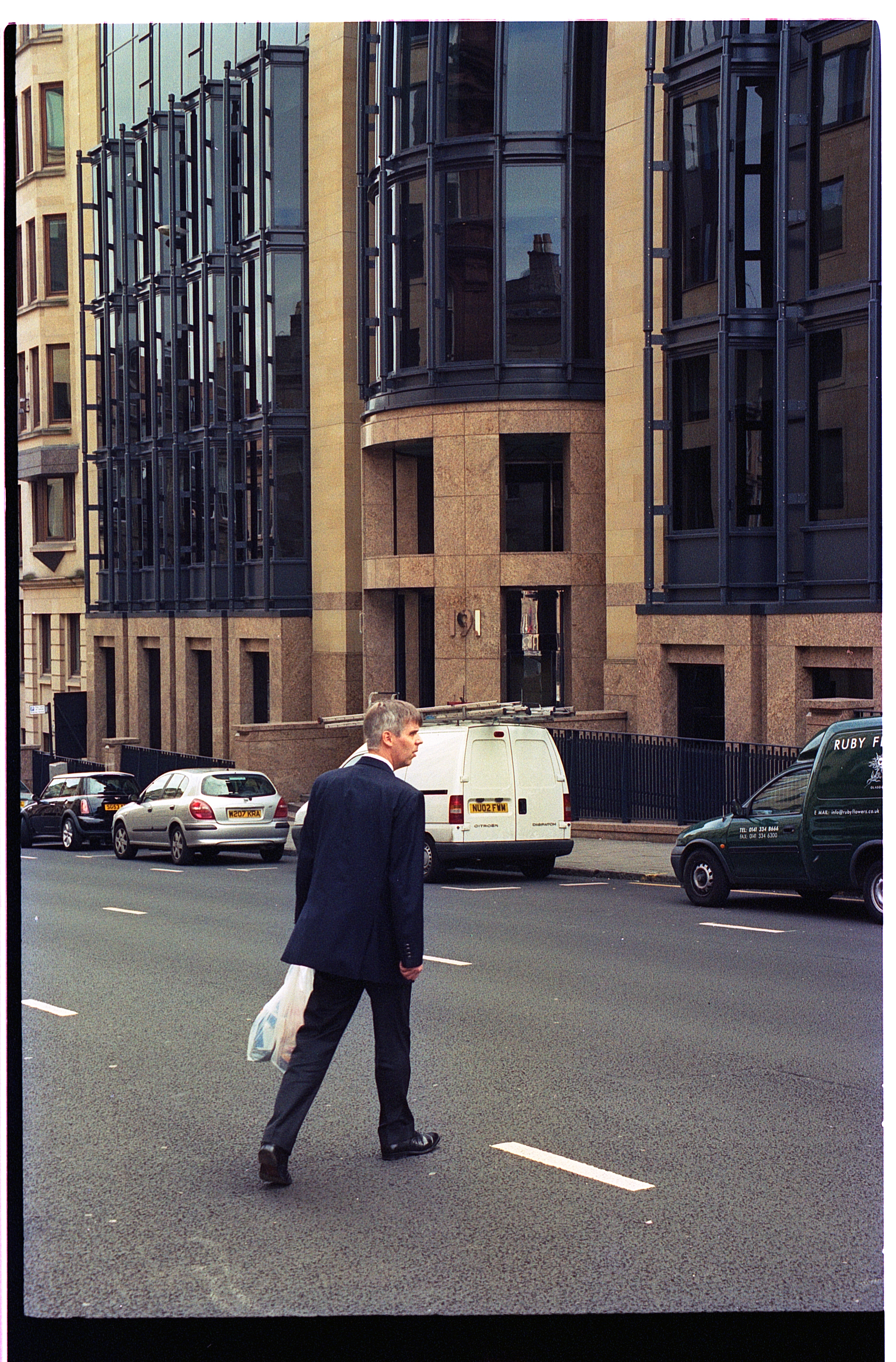 La rue de West George Street à Glasgow. Photographie argentique pour se souvenir des lieux que l'on a fréquenté au quotidien.