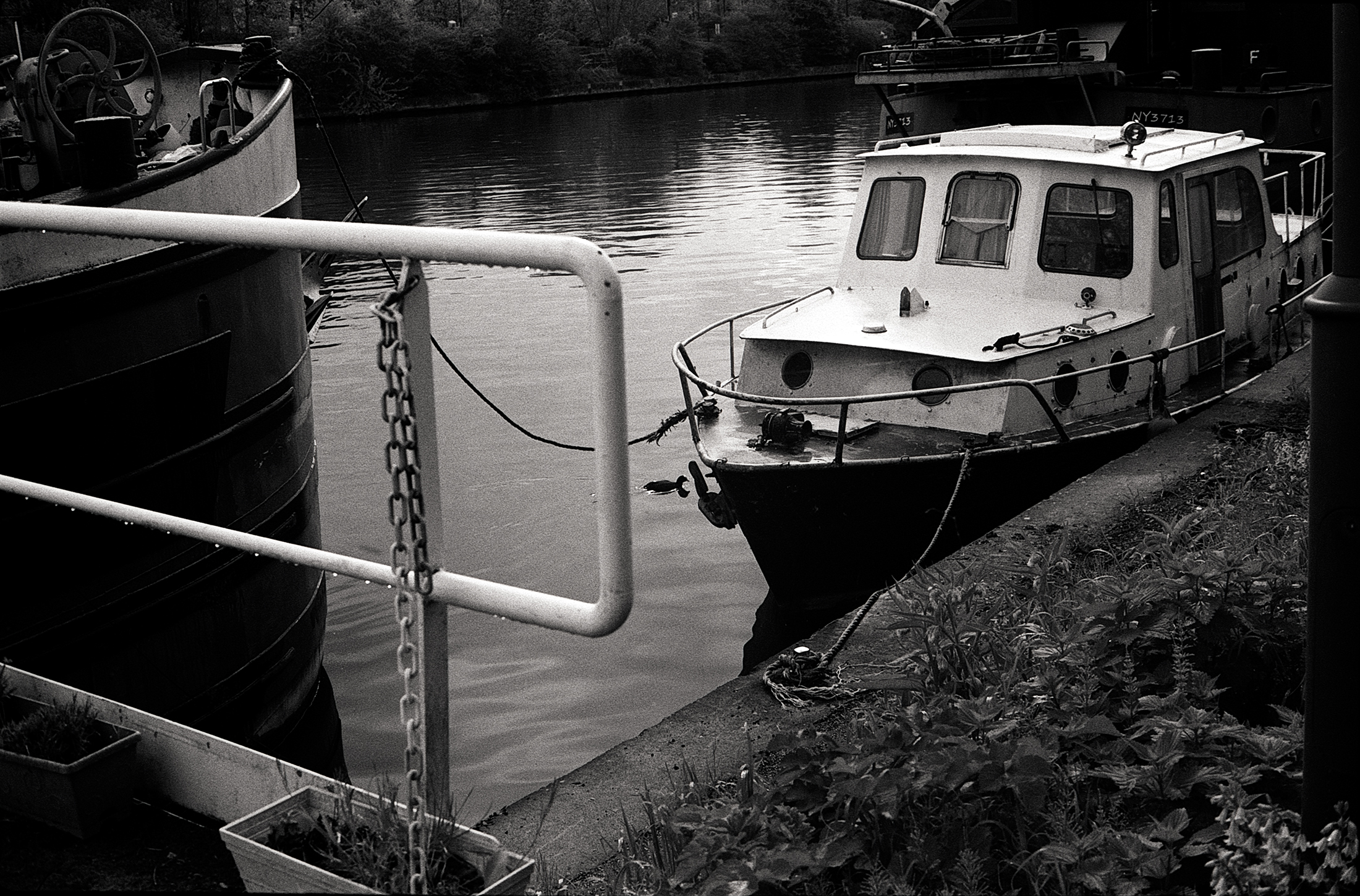 Vieille embarcation amarrée sur la quai. Photographie argentique sur pellicule Rollei retro 400s. Fort contraste obtenu avec le révélateur universel Kodak HC-110.