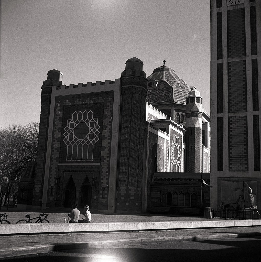 Comment exposer en photographie de rue avec un argentique moyen format comme le Zeiss Ikon Nettar ?