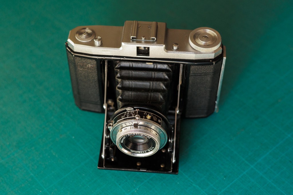 Zeiss Ikon Nettar argentique à soufflet en photographie de rue.