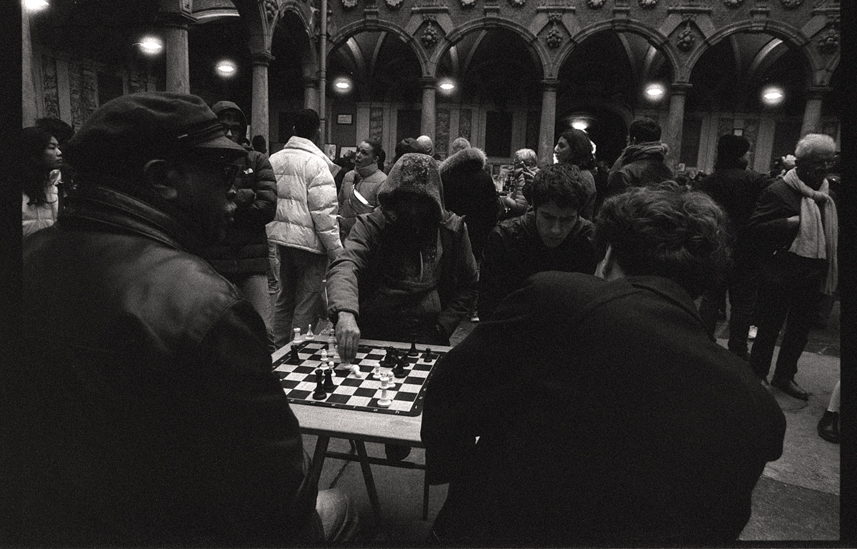 Photographie nocturne au centre de Lille. Développement argentique de l'Ilford Delta 3200 avec le révélateur universel Kodak HC-110