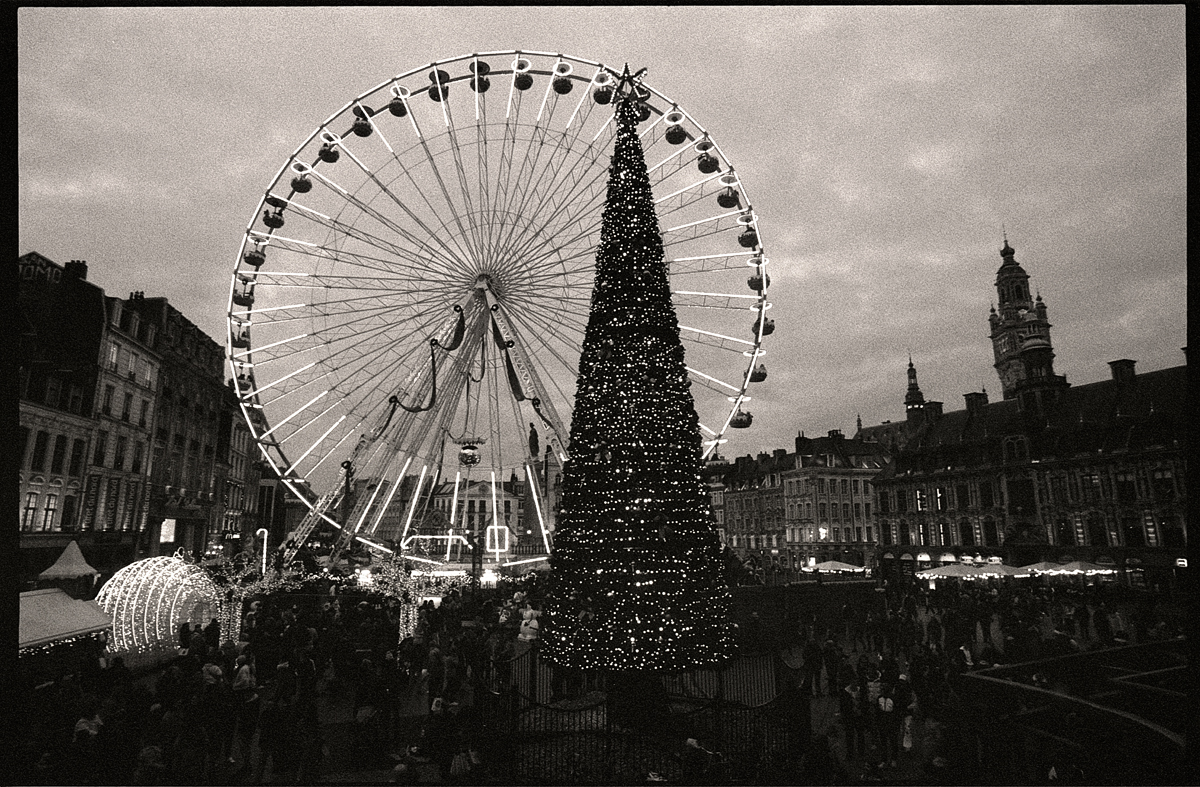 Grande roue à Lille un soir de Noël, photographiée en noir et blanc sur Ilford Delta 3200