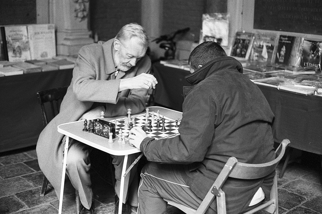 Photographie de rue en argentique — les joueurs d&rsquo;échecs du&nbsp;Vieux-Lille