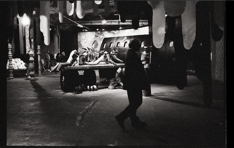 Photographie noir et blanc argentique à très forte sensibilité, avec un grain marqué