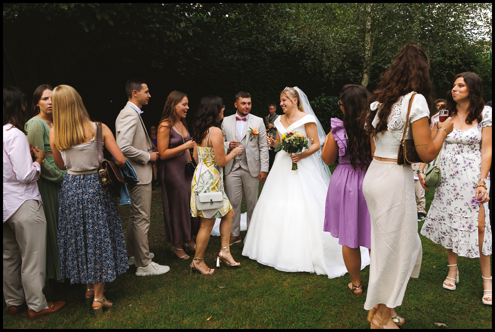 Photographier une réception de mariage à un équipement minimaliste. Vin d'honneur en extérieur avec un zoom. Exemples d'un photographe mariage pro.