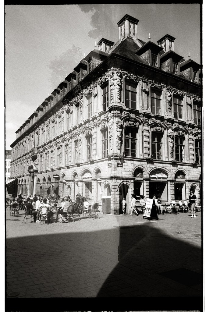 Apprendre la double exposition avec un photographe professionnel argentique à Lille. Comment bien exposer et choisir les vues sur pellicule noir et blanc ? Photowalk argentique Lille.